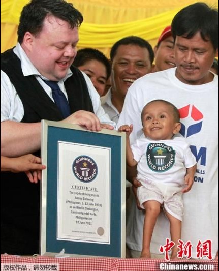 菲律宾男子身高59厘米夺世界最矮男人头衔-志慧-人生历程
